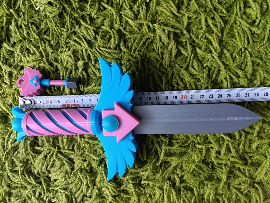 Ніж (меч, кинджал) /також є ключі з лабіринту " Гра в кальмара"