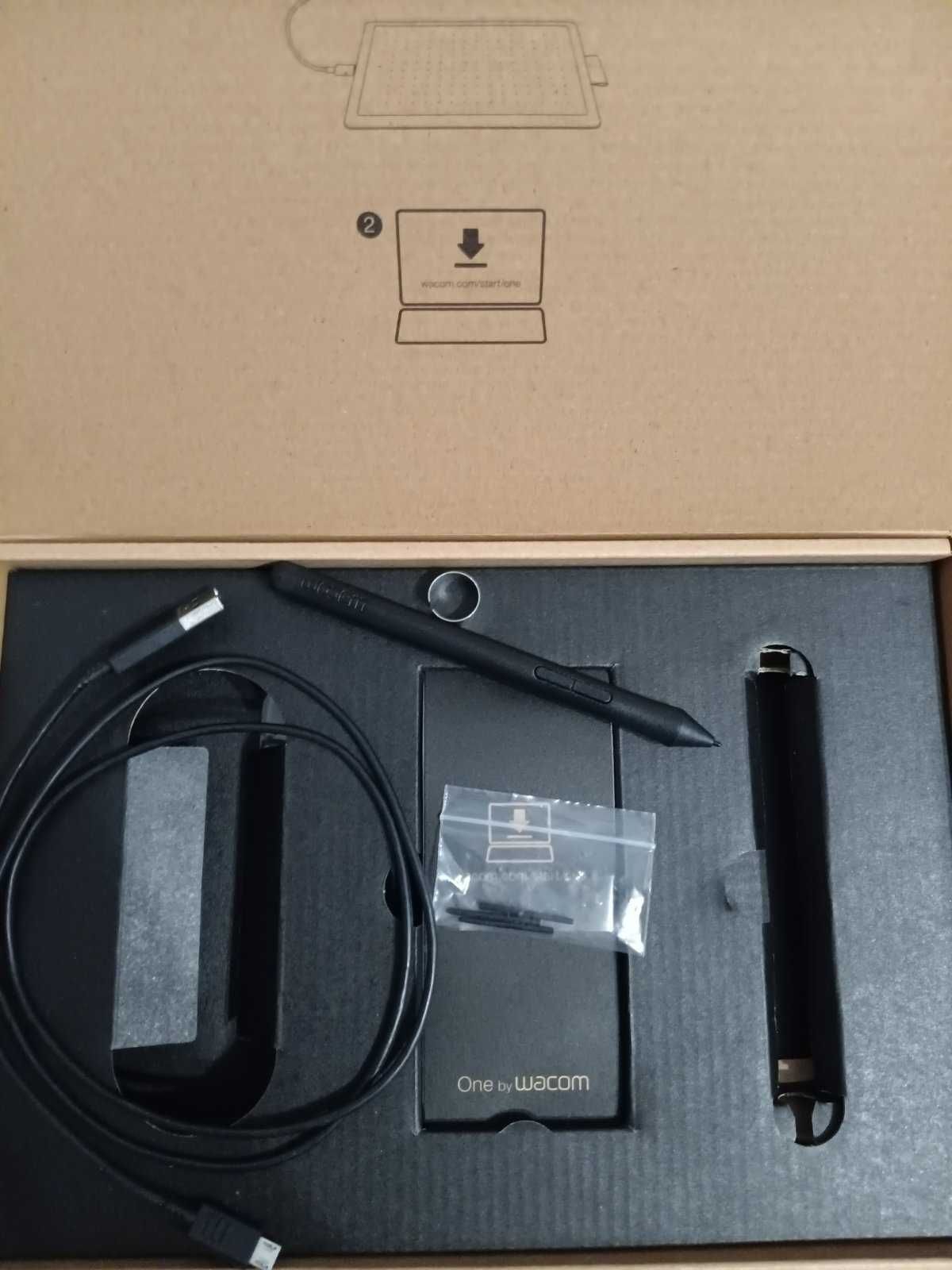 Wacom One by Medium Black CTL-672