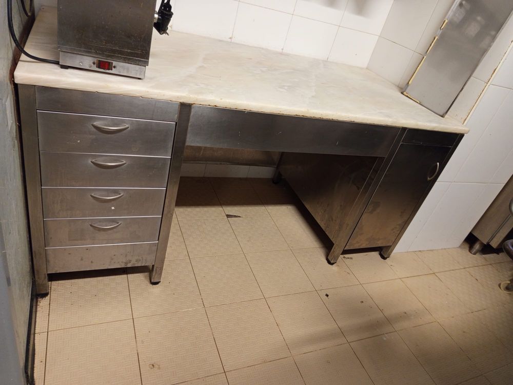 Bancada em Inox com pedra mármore.