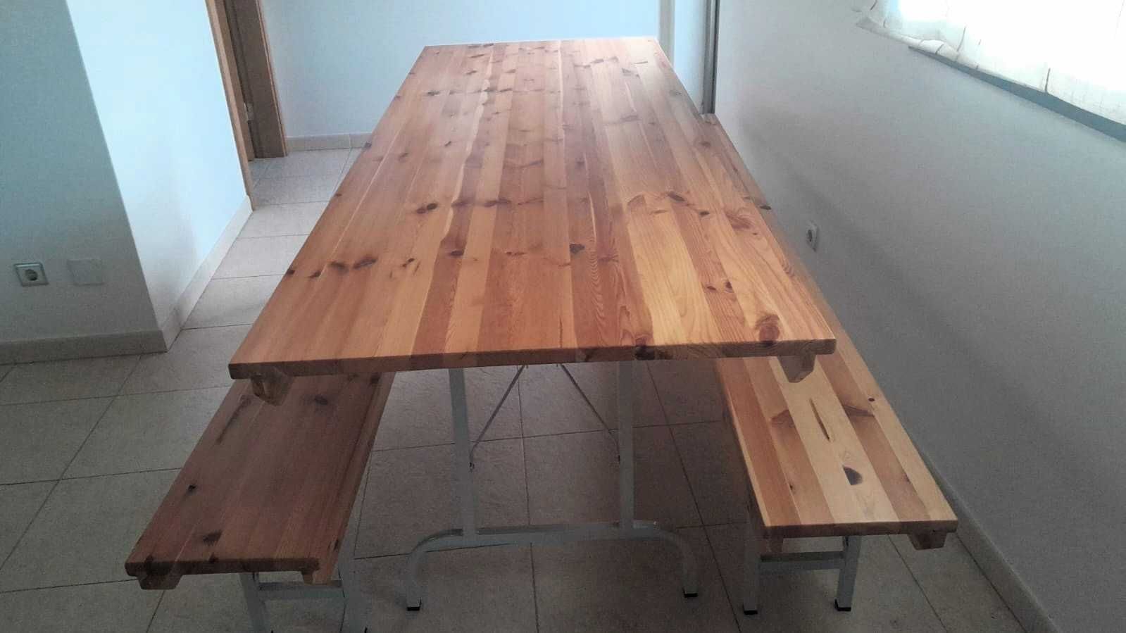 Mesa de Madeira Maciça com Bancos