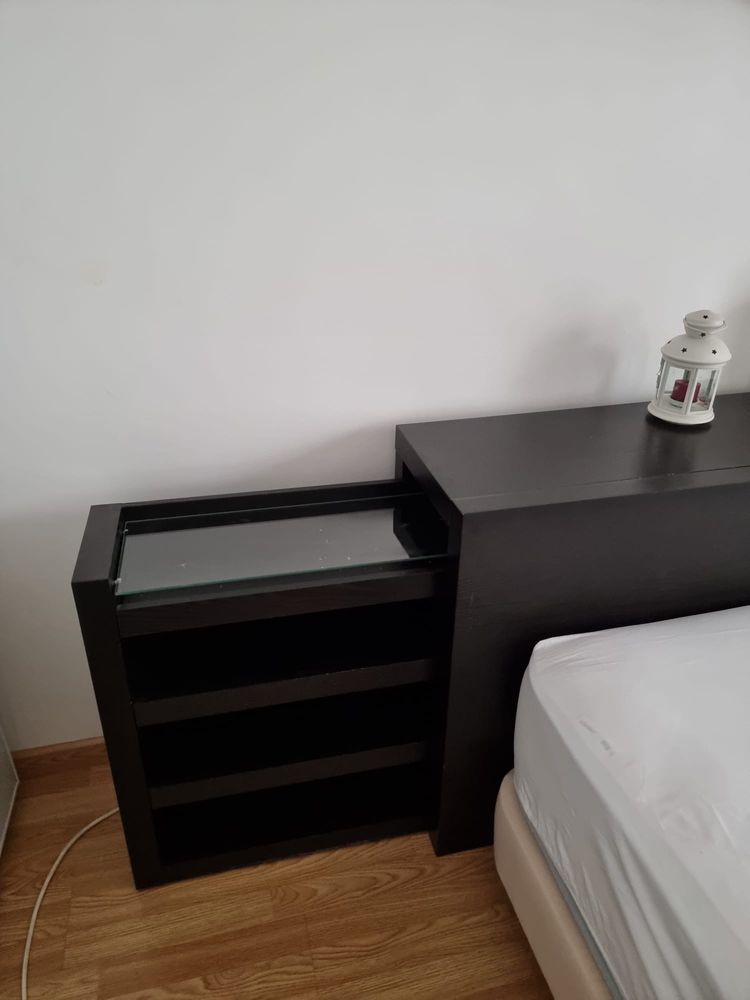 Cabeceira de cama com mesas embutidas IKEA