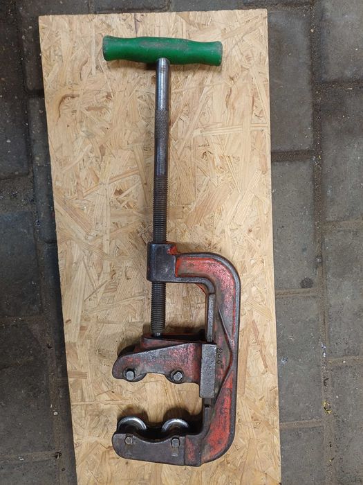 Obcinak obrotowy do rur stalowych. 2-4 " Czterorolkowy.