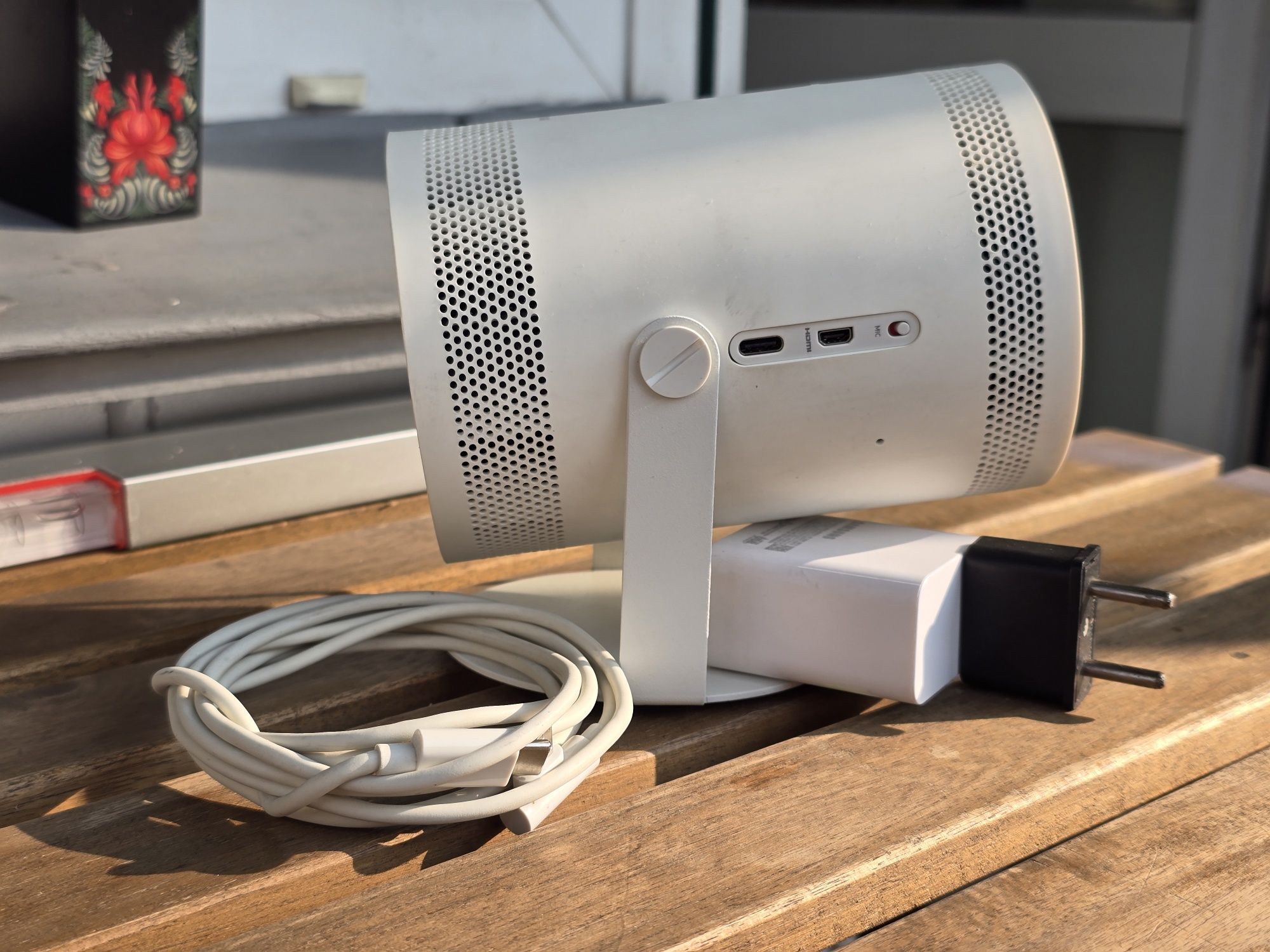 Samsung The Freestyle (1st Gen) – портативний смарт-проєктор