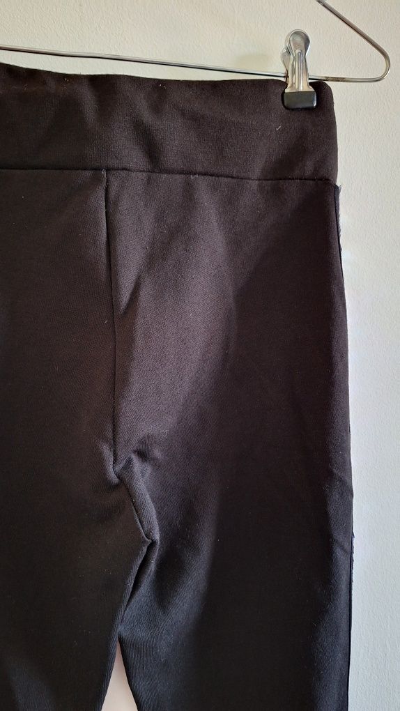 Leggins Calzedonia M

Justo mas elásticos 

Tamanho M

Com tiras de la