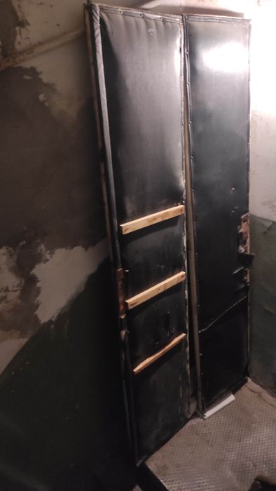 Двери высокие и крепкие