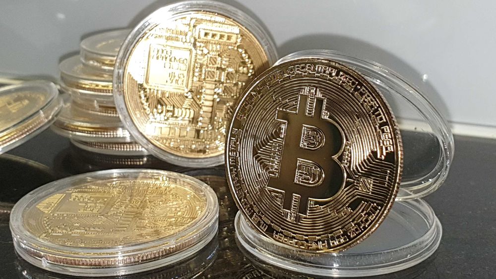 Duża moneta BITCOIN 40mm pozłacana listkiem złota 24K!