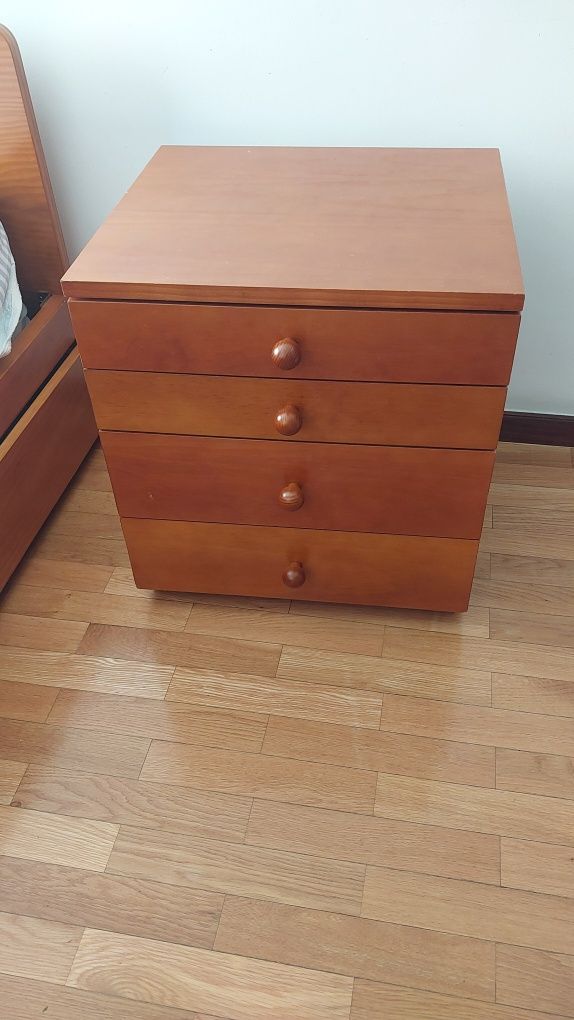 Cama solteiro e mesa de cabeceira