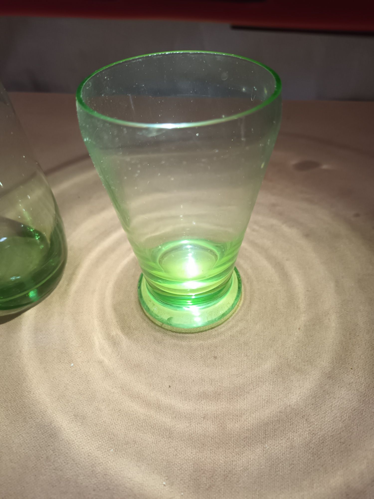 Dois copos com o fundo verde