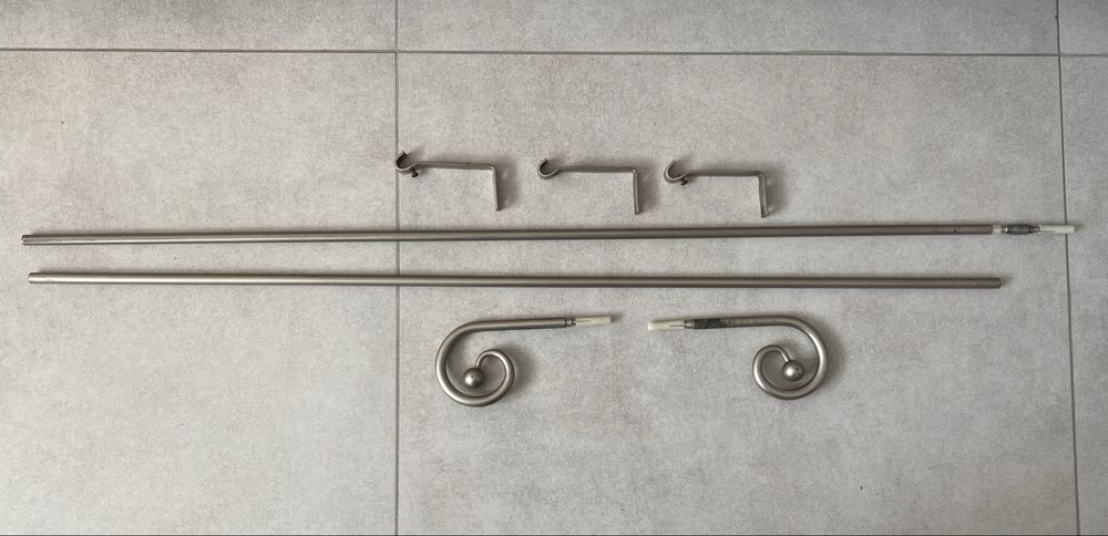 Srebrny metalowy karnisz z Ikea