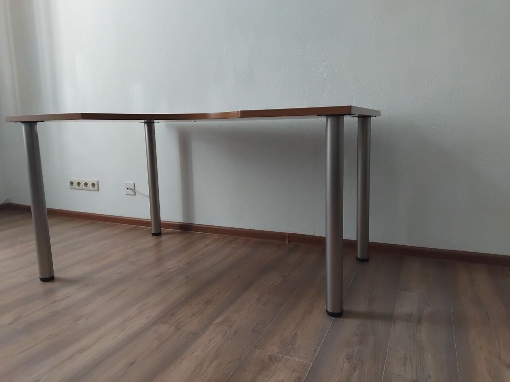 Стіл кутовий в гарному стані 140 х 90 см.