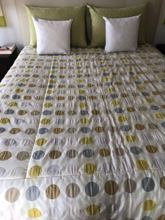 Vende-se Colcha e Almofadas de cama em ótimo estado