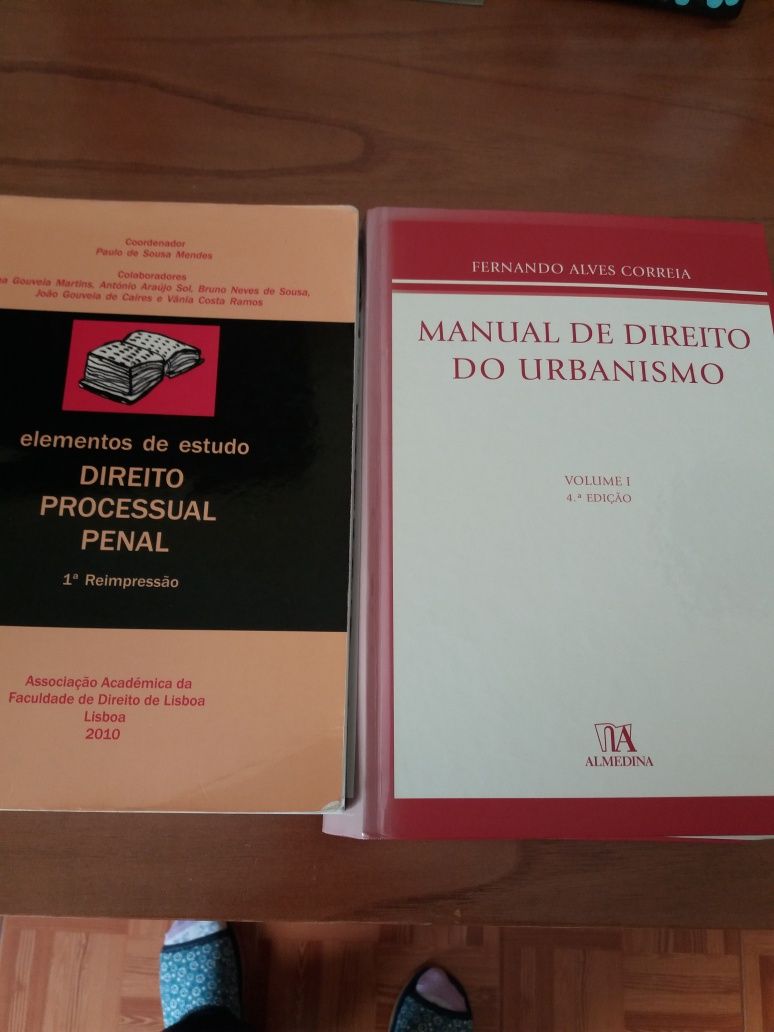 Livros de direito de varios anos e autores