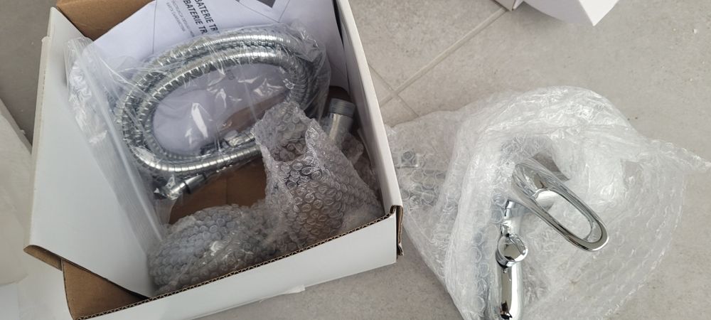 Nowy zestaw łazienkowy umywalka, ubikacja, baterie lazienkowe