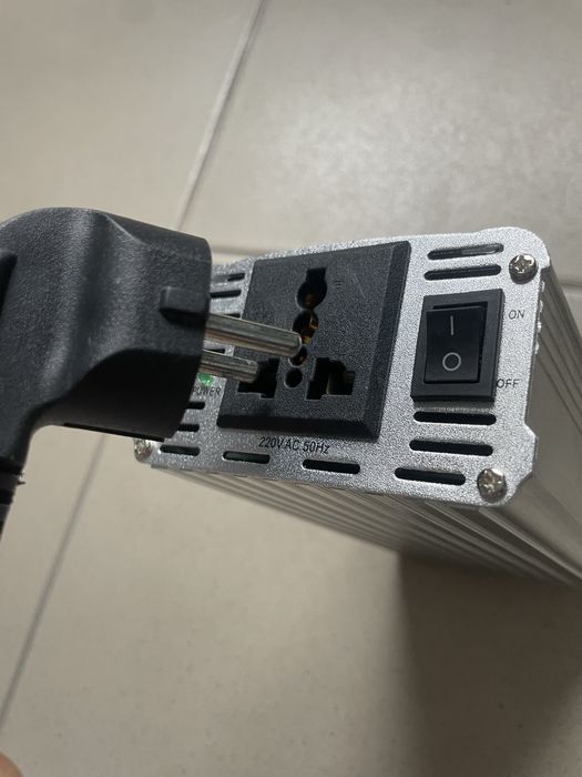 Б.У. Інвертер 12v-220v Автомобільний перетворювач з 12-220