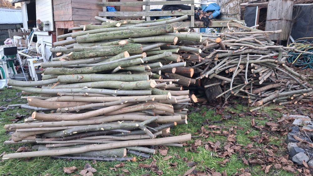 Drewno na opał czesciowo pociete na klocki