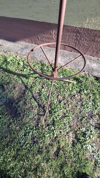 Stary metalowy stojak wieszak na ubrania parasole
