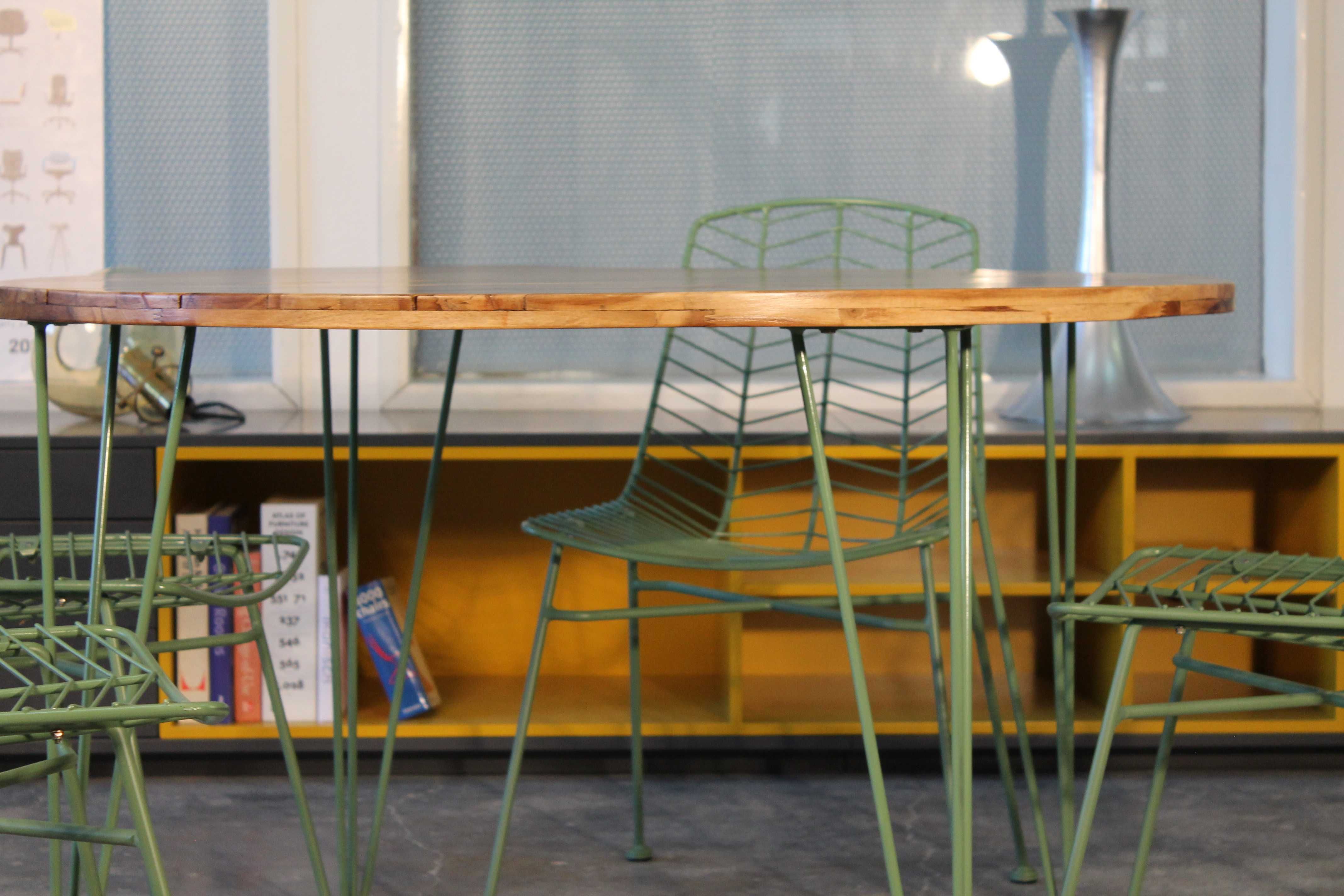 Conjunto Mesa com tampo de Madeira Exótica e cadeiras de aço cor Verde