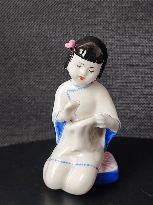 Figurka porcelanowa LFZ ( ЛФЗ) "Dziewczynka – Chinka haftująca gołębia