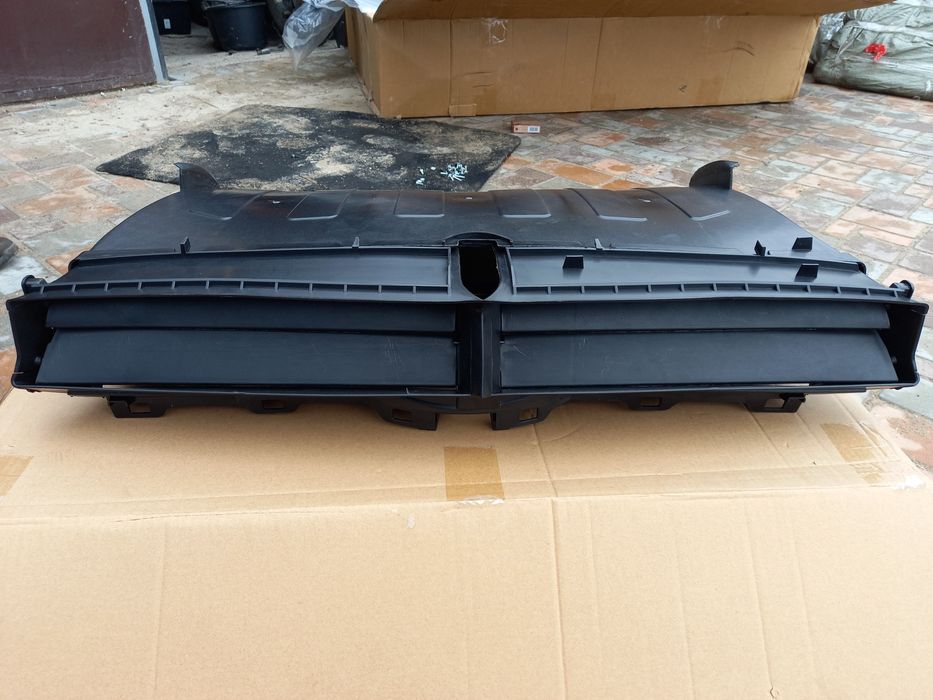 Люверс центральный жалюзи Tesla Model X 1034850-00-F