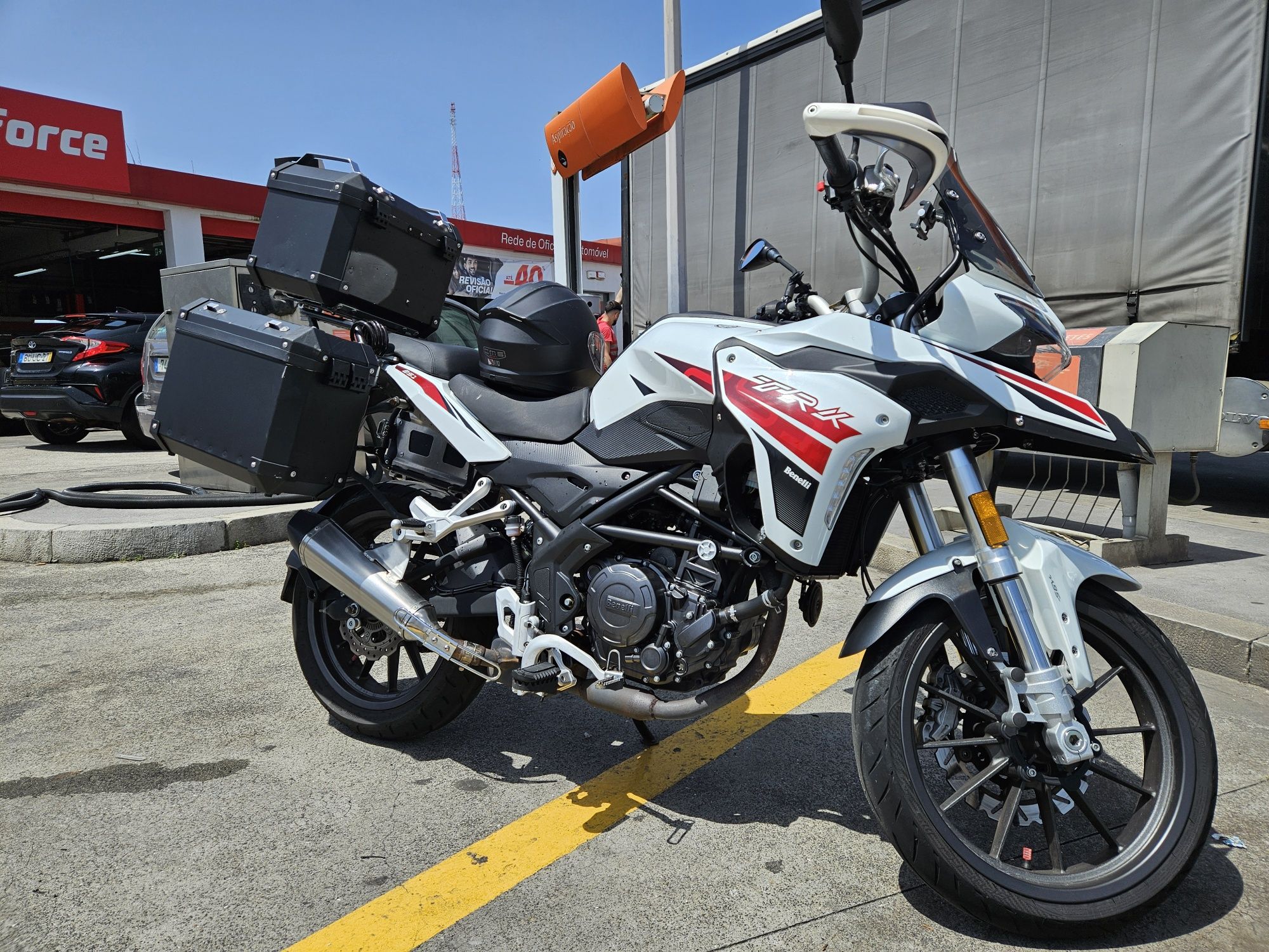 Benelli TRK 251 com acessórios