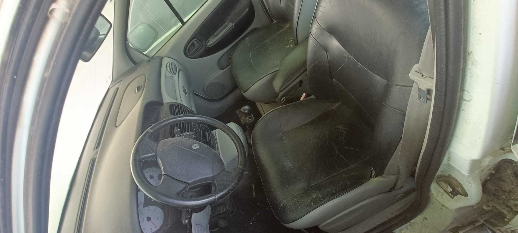 Veiculo Todo o Terreno 4X4 familiar Renault Scenic RX4 2.0i 140 cv