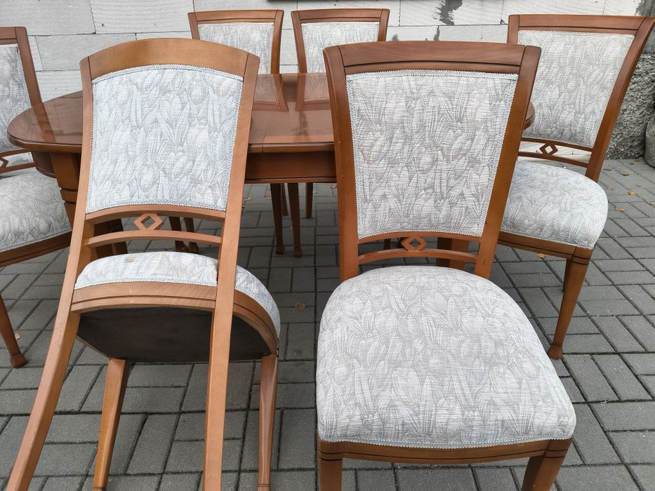 Stół z krzesłami