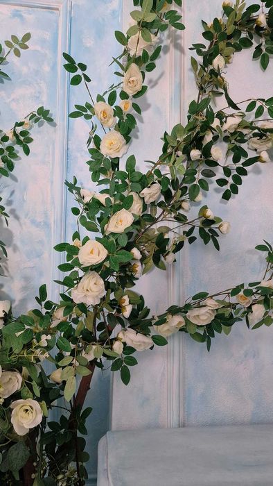 krzew - pnącze ze sztucznych róż