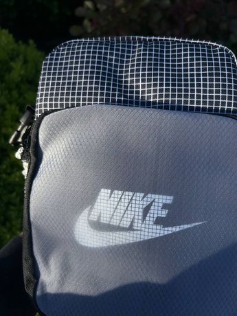 Сумка Nike. Модель виготовлена із полієстреру.