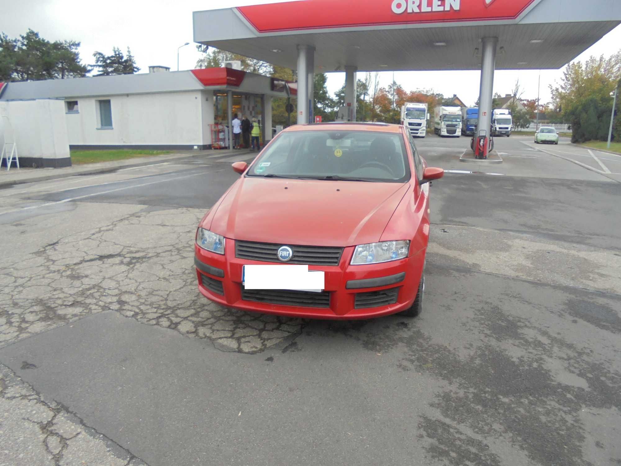 Fiat Stilo 3drzwi 1.6 benzyna kolor czerwony przeznaczony na części
