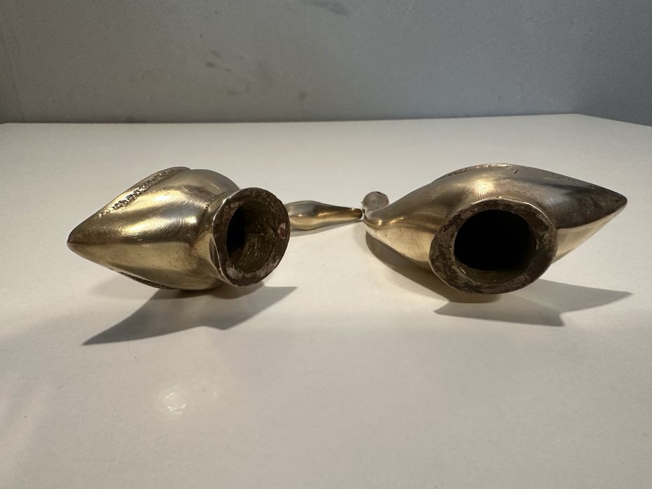 Escultura de dois gansos em latão.