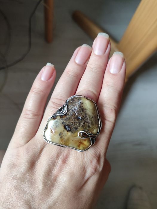 Srebrny pierścionek z dużym bursztynem artystyczny srebro