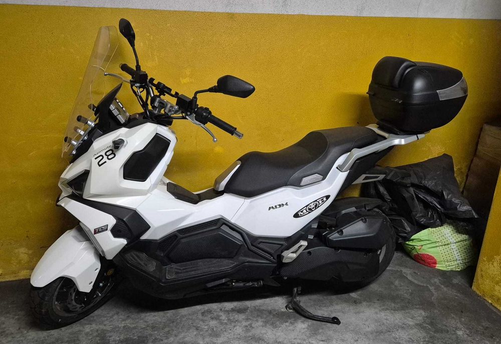 Sym ADX 125 com topcase