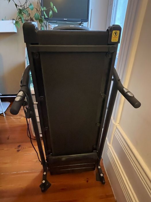 Passadeira de corrida compacta e dobrável.