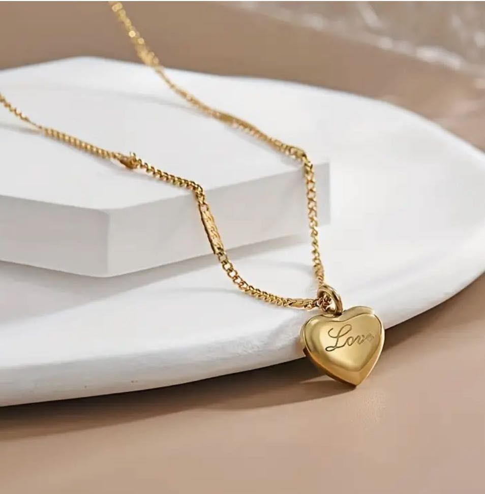 Colar Dourado Coração "LOVE" NOVO