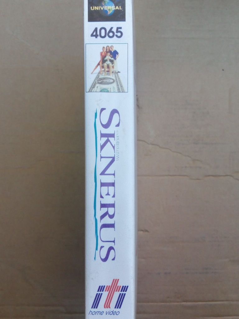 Kaseta VHS – Sknerus (Greedy)
Komedia z Michaelem J. Foxem i Kirkiem D