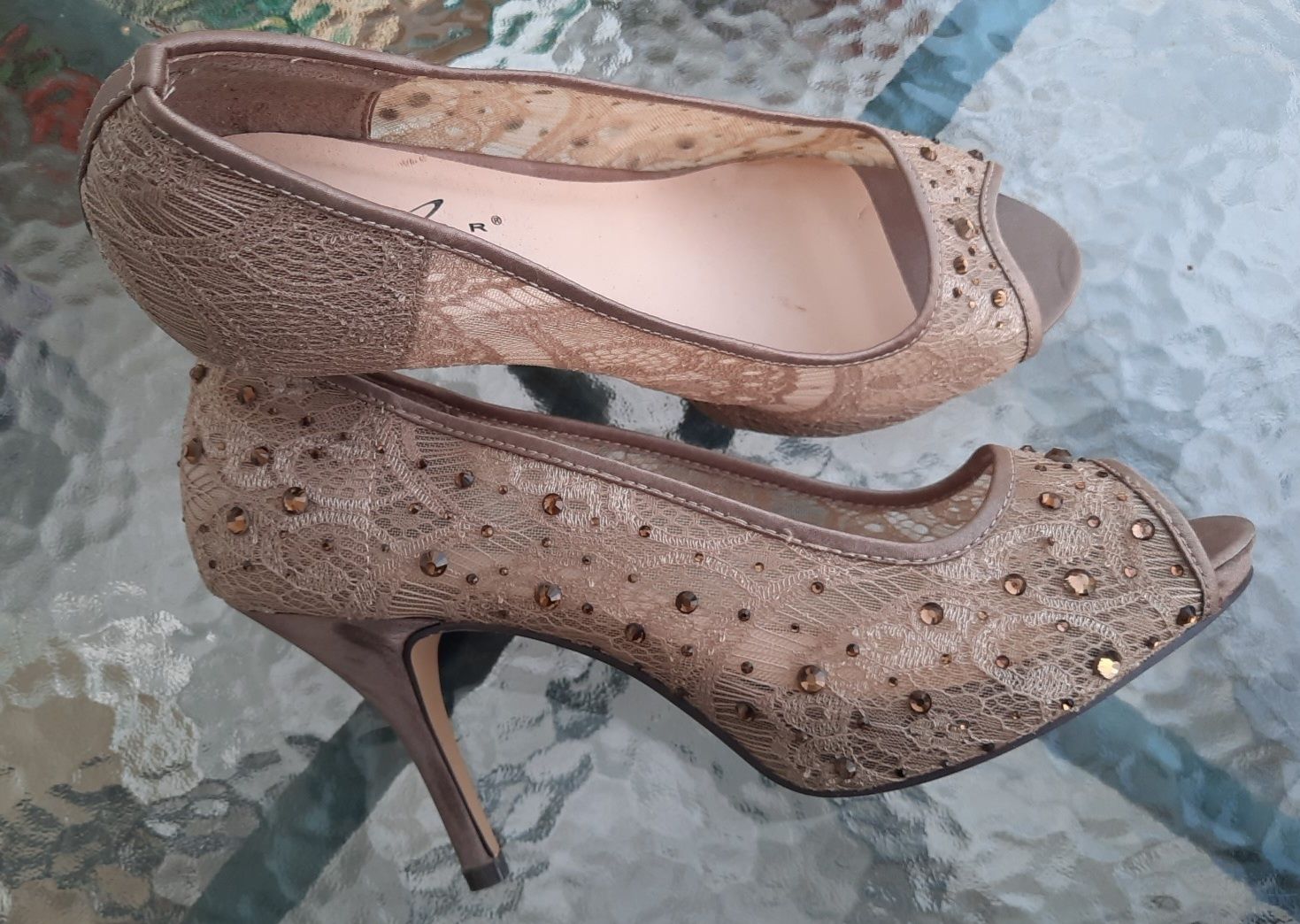 Zjawiskowe szpilki glamour z kryształkami