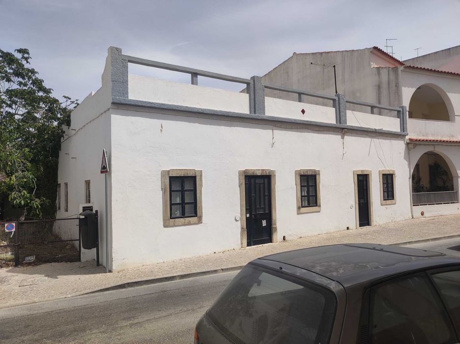 Moradia para recuperação, na cidade de Loulé, em lote de 602m2
