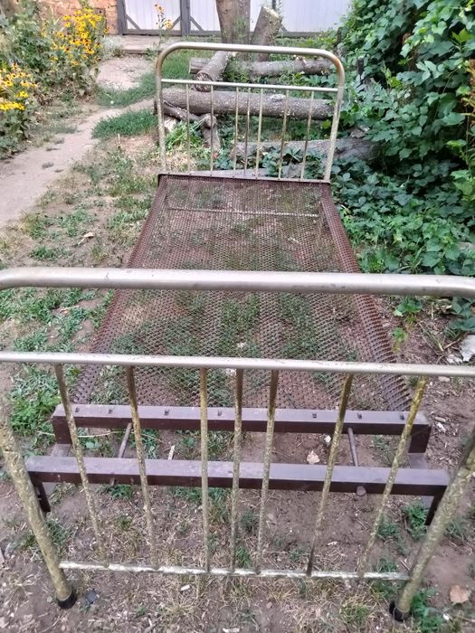 Кровать на сетке