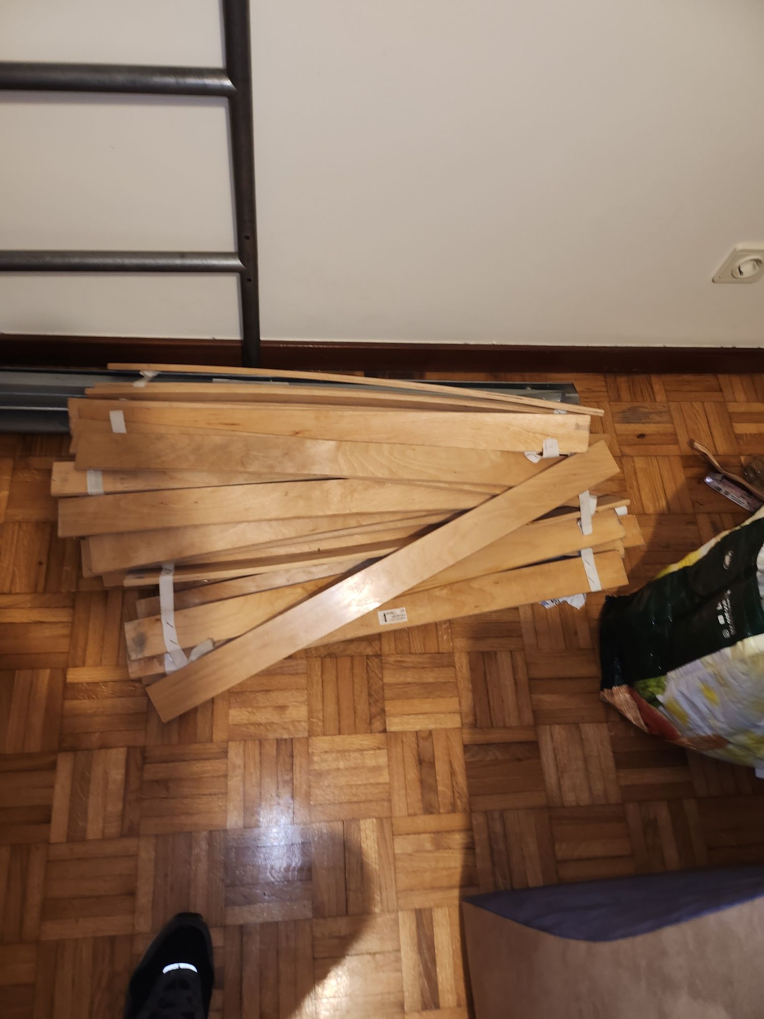 Cama de casa Ikea com estrado dobrável não tem colchão .