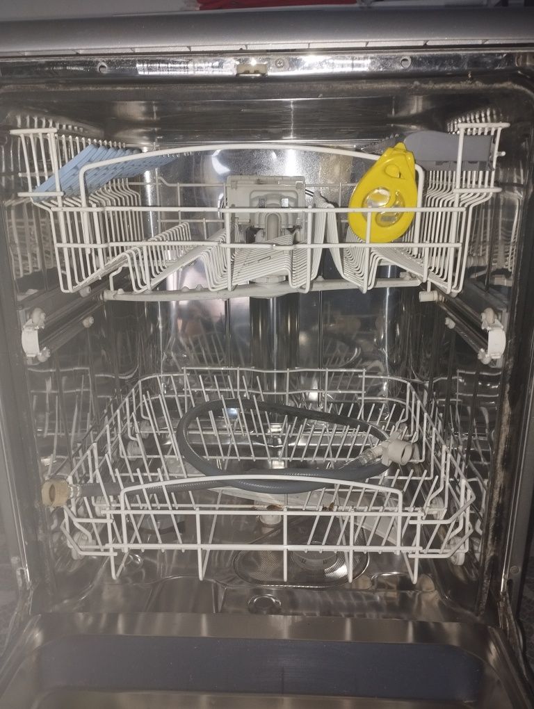 Máquina de lavar loiça Indesit IDL600S. Com avaria