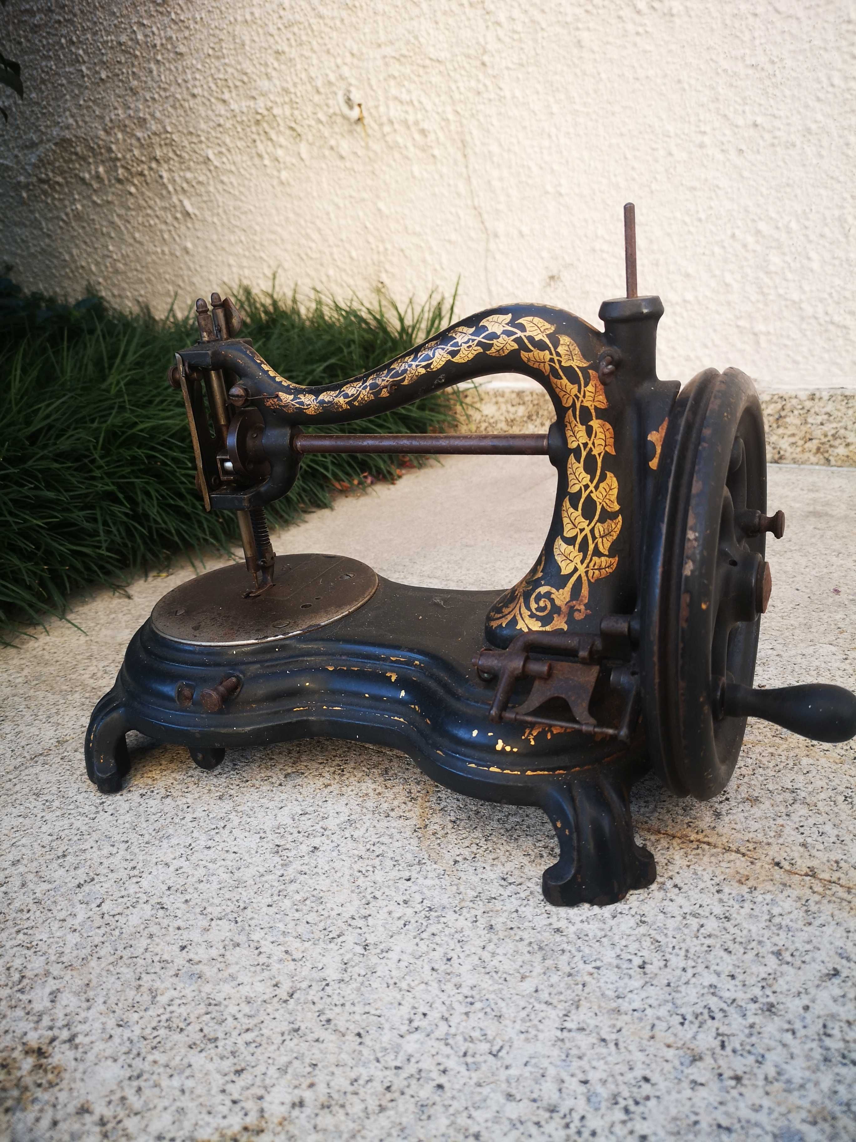 Máquina de Costura Antiga a Manivela – Colecionadores / Restauro