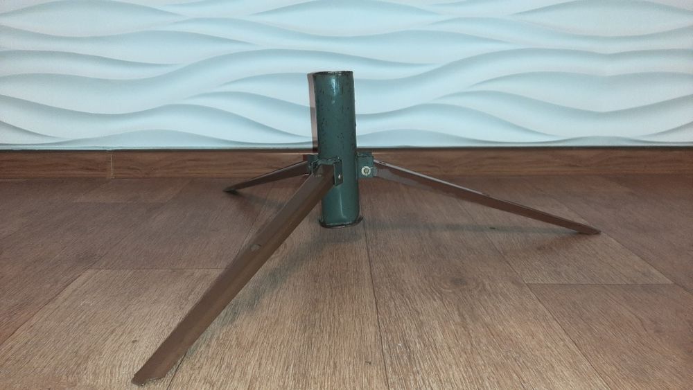 Тримач тринога для ялинки