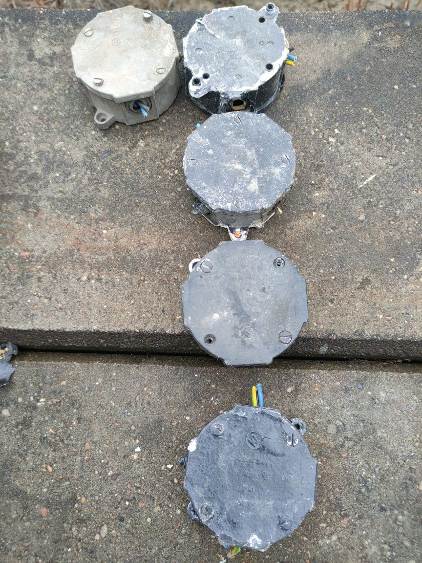 Zabytkowa puszka rozetka elektryczna z prl-u