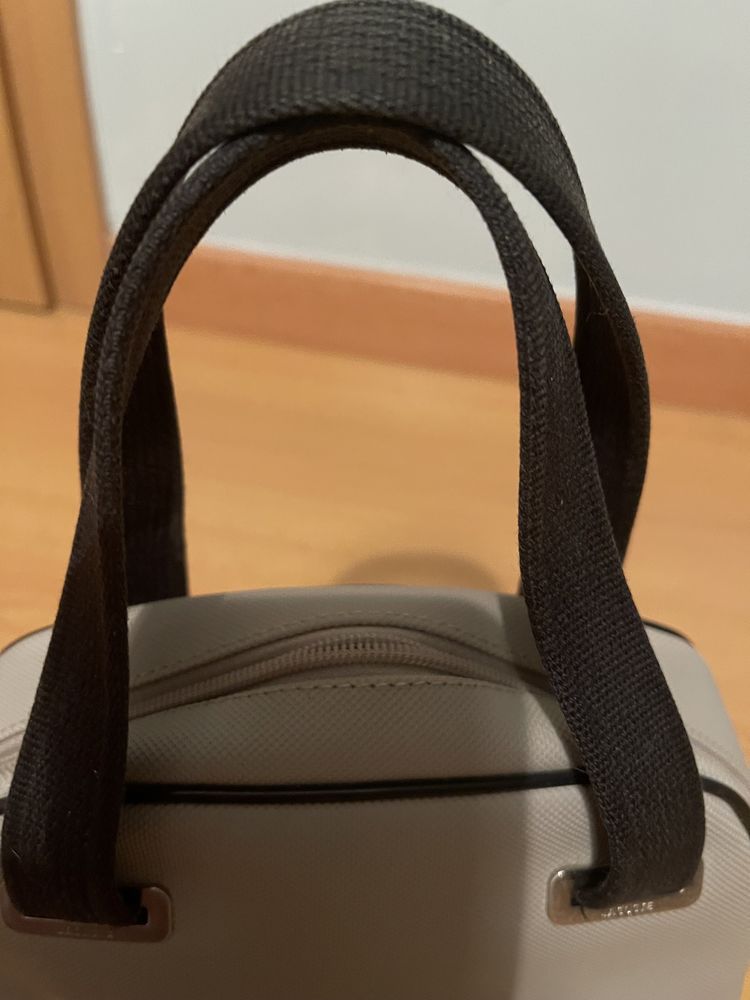 Mala de mão cinza e preto lacoste
