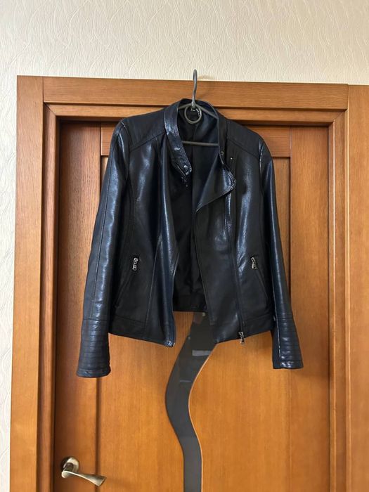 Продам жіночу чорну косуху, розмір М, нова