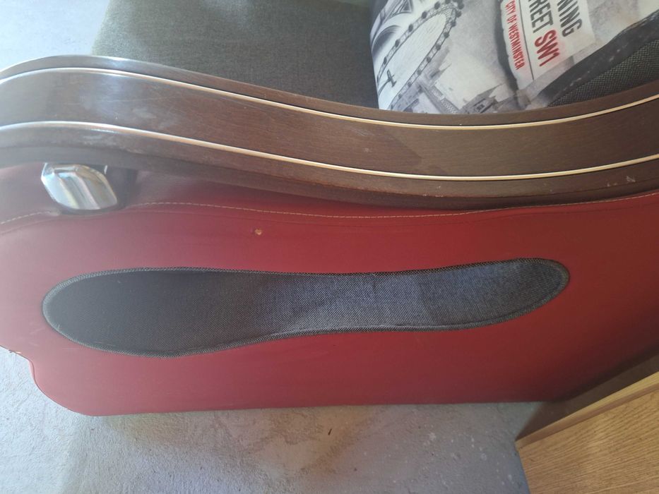 Efektowny fotel w starym stylu, z elementami ze skóry