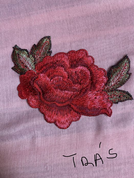 Aplique / Emblema bordado Rosa Vermelha