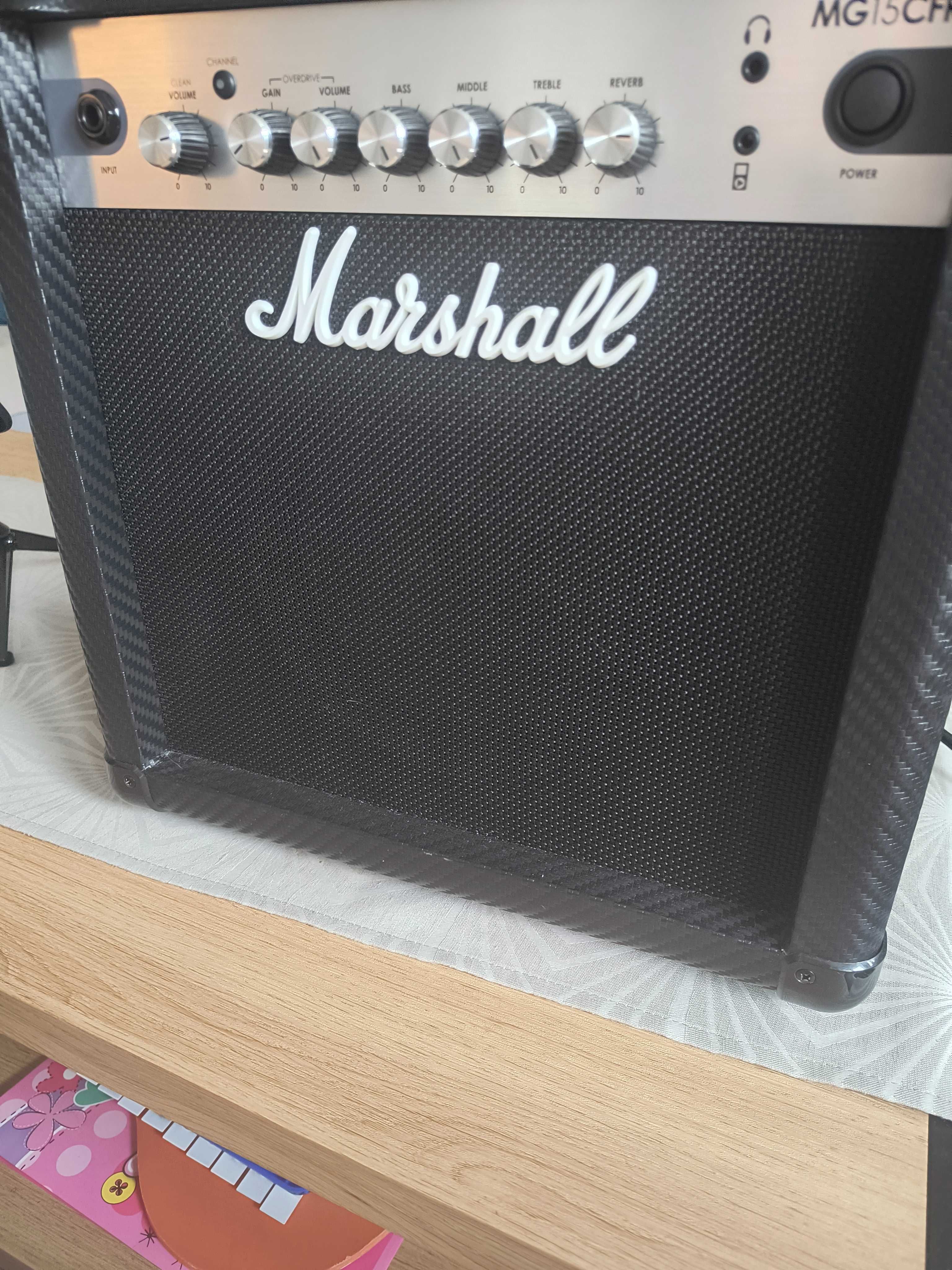 gitara elektryczna, wzmacniacz gitarowy Marshall, mikrofon, komplet