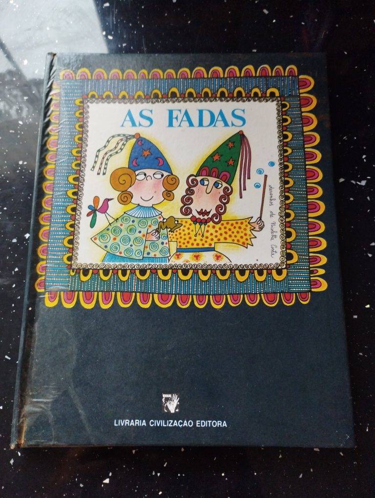 Vende se vários livros de criança
