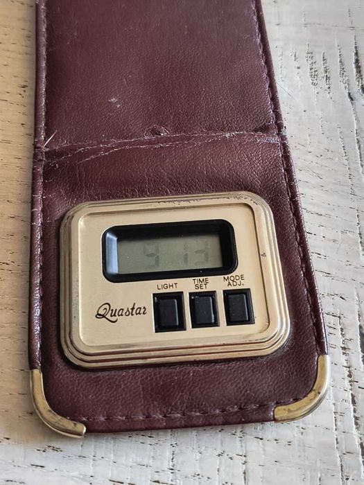 zegarek w portfelu z budzikiem retro